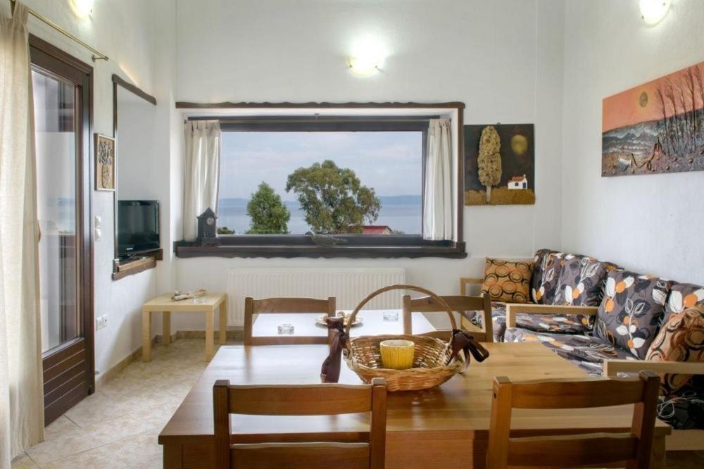 Katevi Luxury Seafront Villa 伊里斯斯 外观 照片